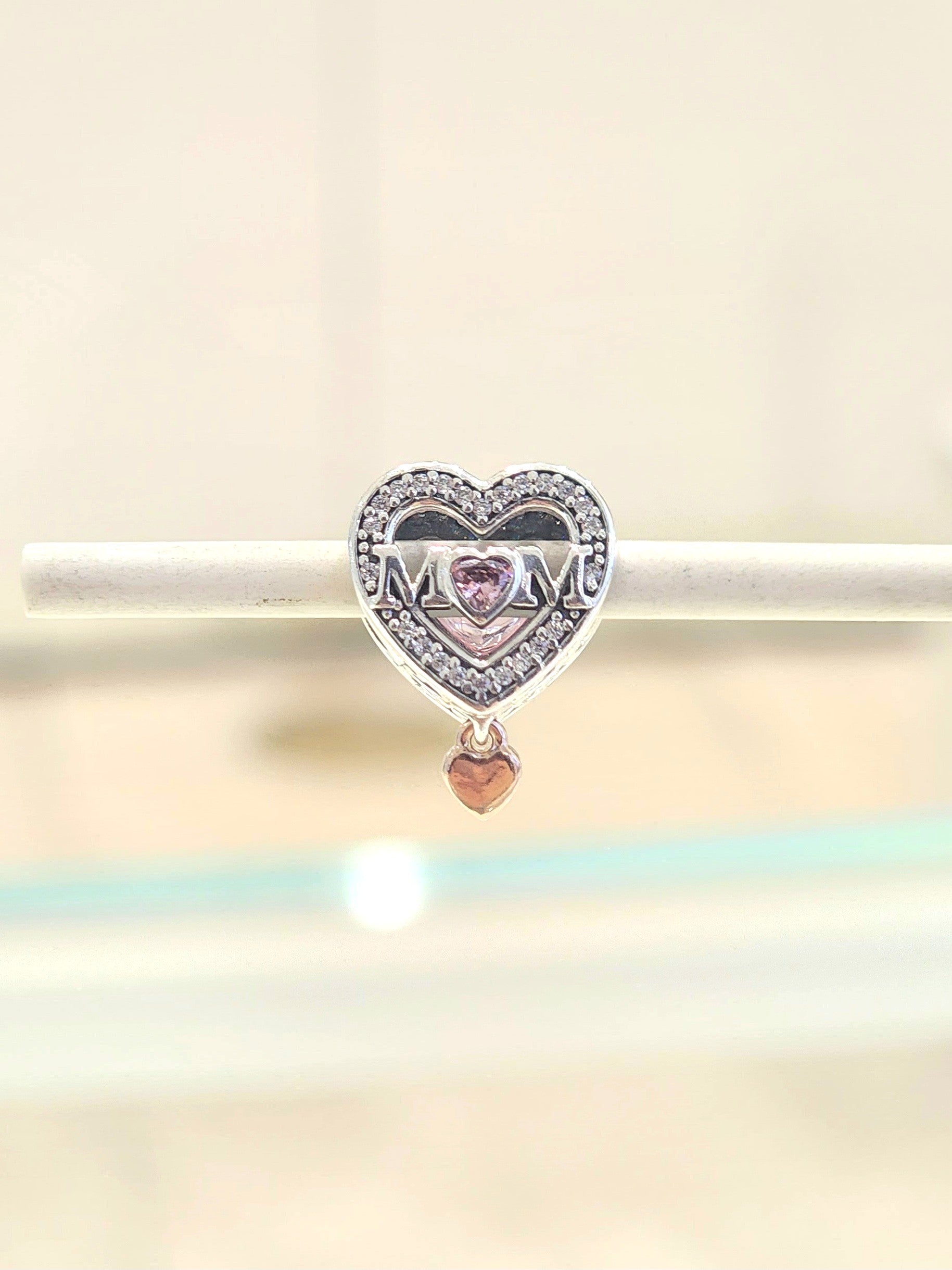 Charm Mãe e coração vazado em dois tons