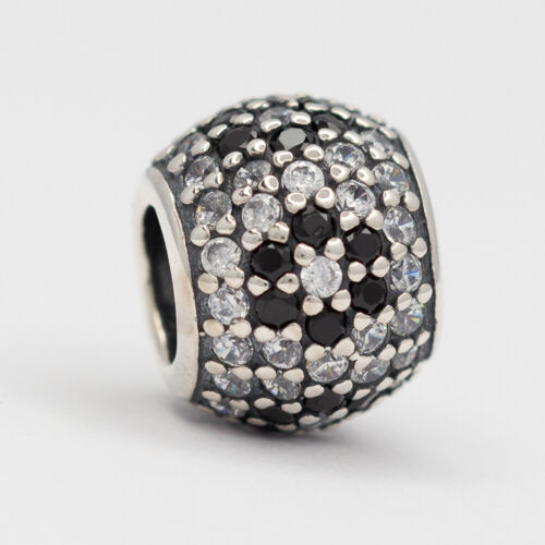 Charm de Prata Pavê Flor de Cerejeira Preta