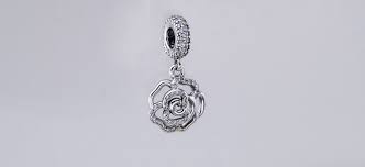 Charm pendente de rosa cintilante a céu aberto