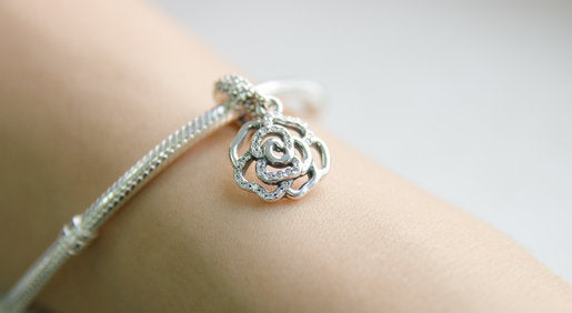 Charm pendente de rosa cintilante a céu aberto