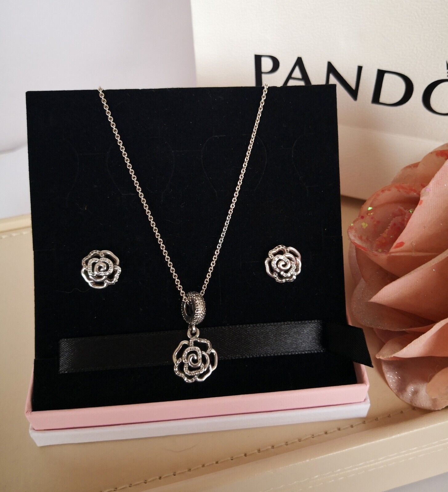 Charm pendente de rosa cintilante a céu aberto