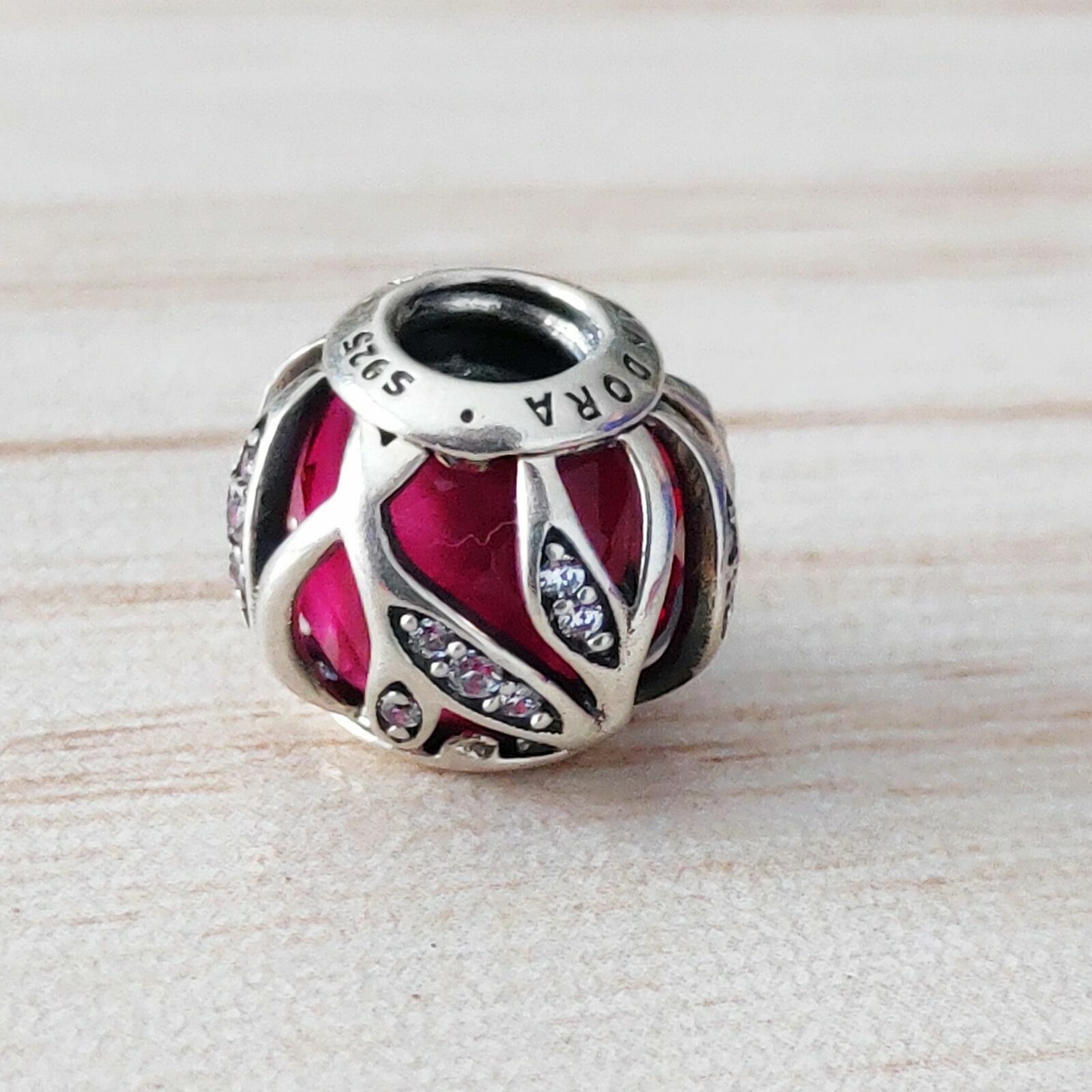 Charm Petit Facetado Vermelho Brilho Da Natureza