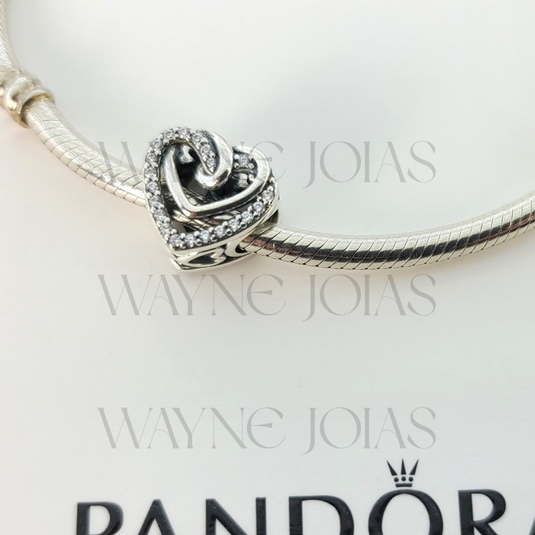 Charm de corações entrelaçados cintilantes