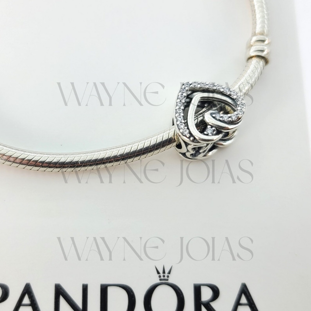 Charm de corações entrelaçados cintilantes