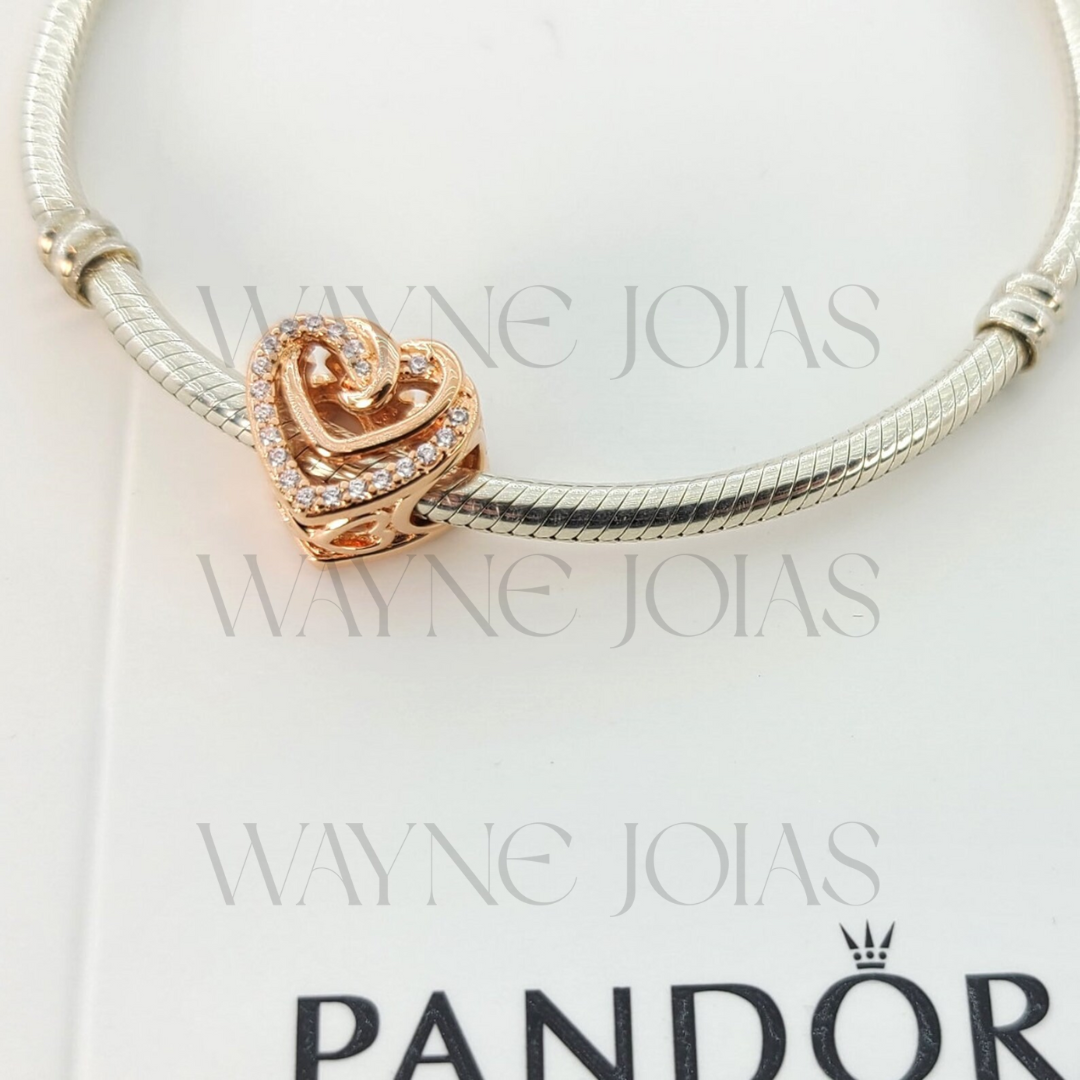 Charm de corações entrelaçados cintilantes