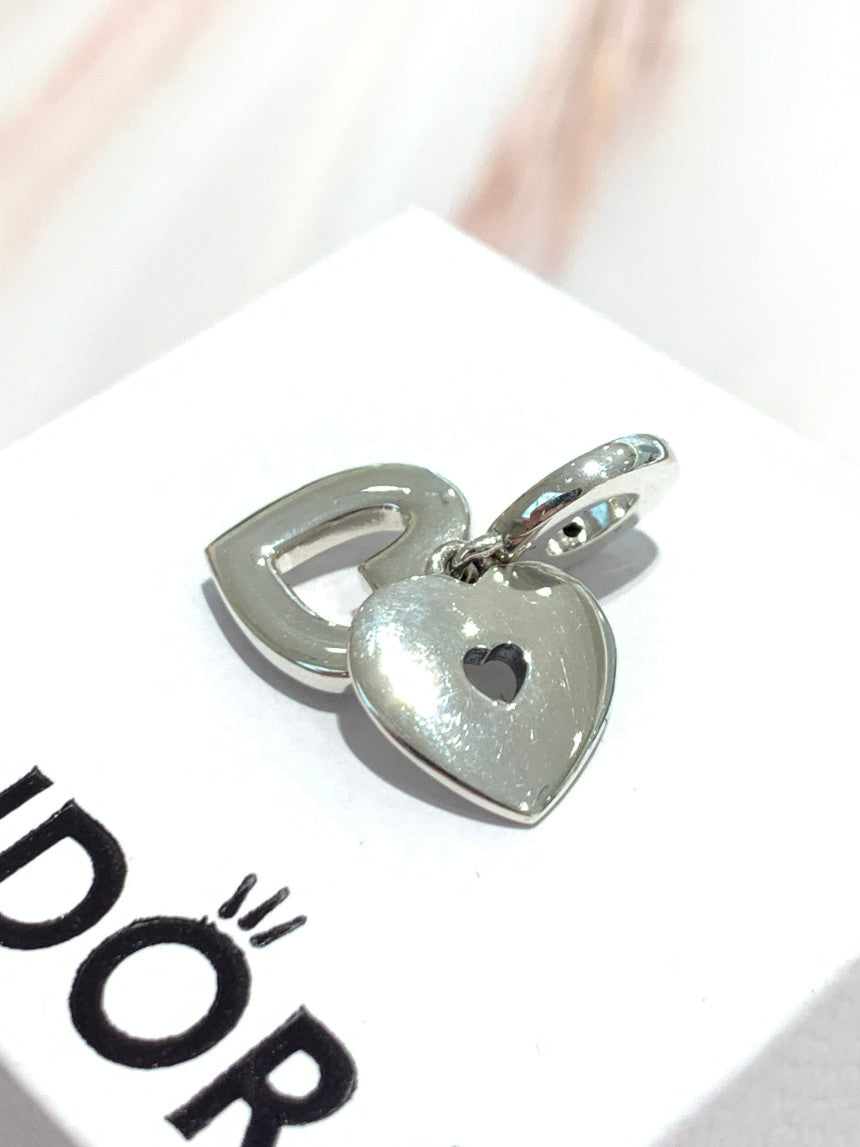 Charm Pendente Duplo Coração Branco Perolado