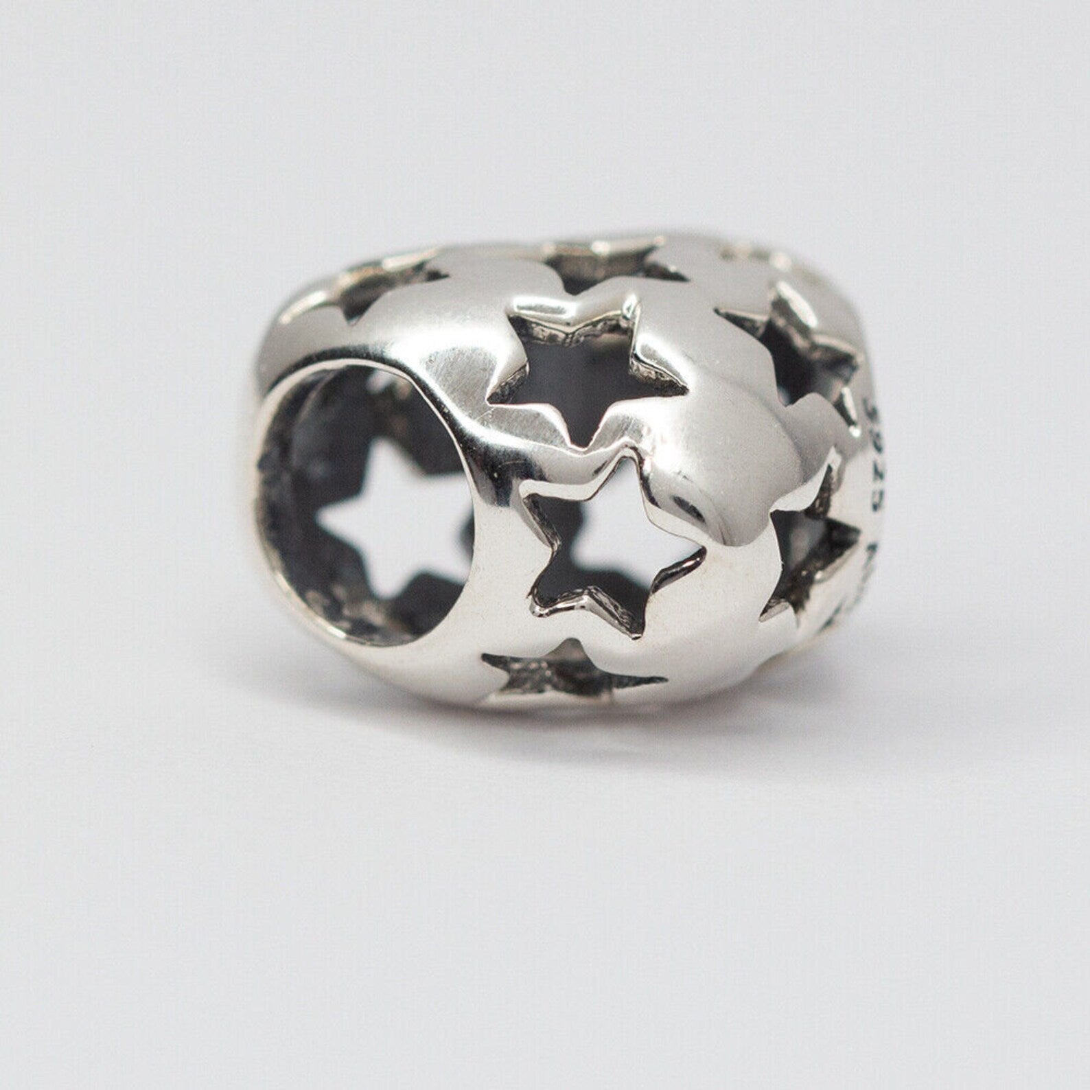 Charm de prata coração vazado com estrelas vazadas