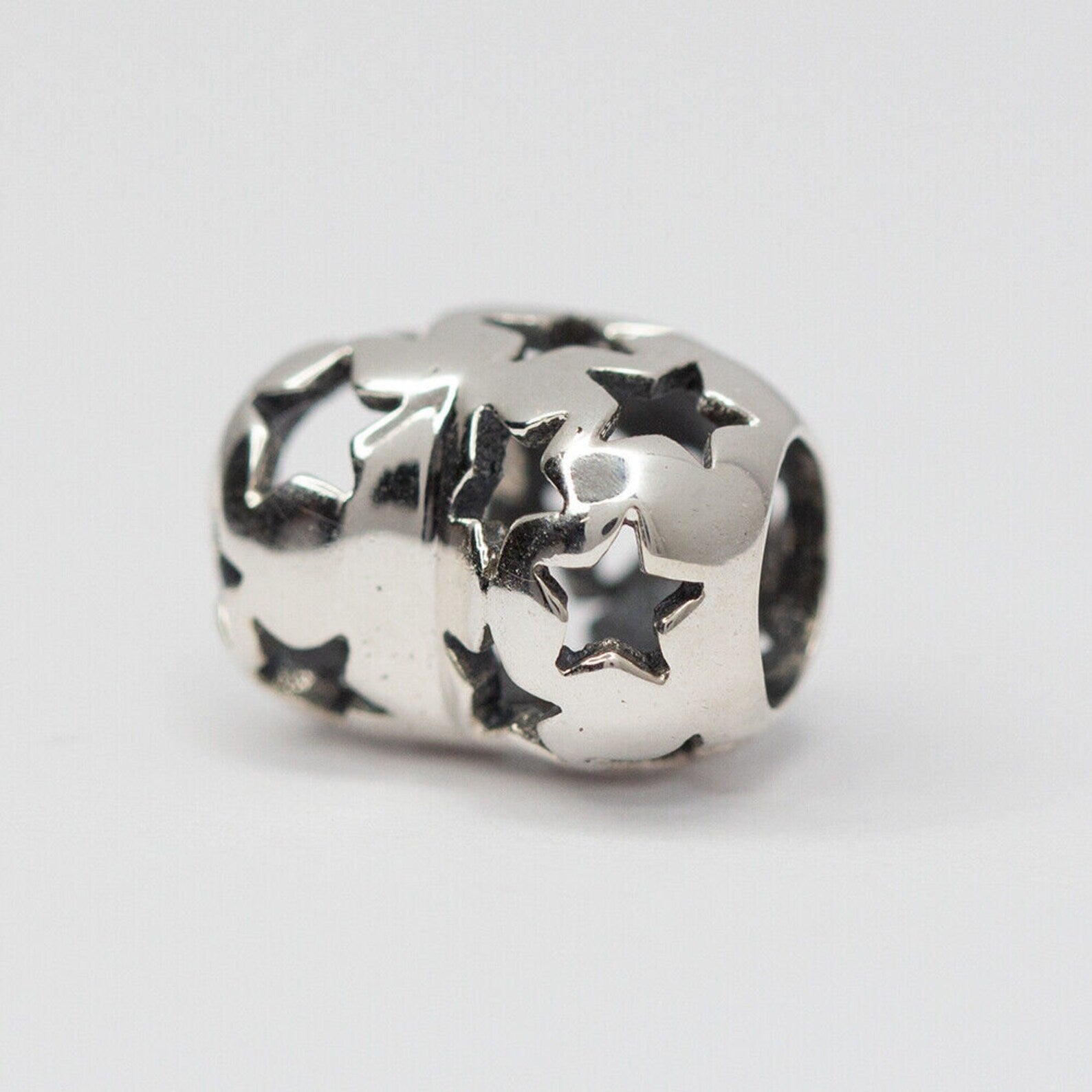 Charm de prata coração vazado com estrelas vazadas