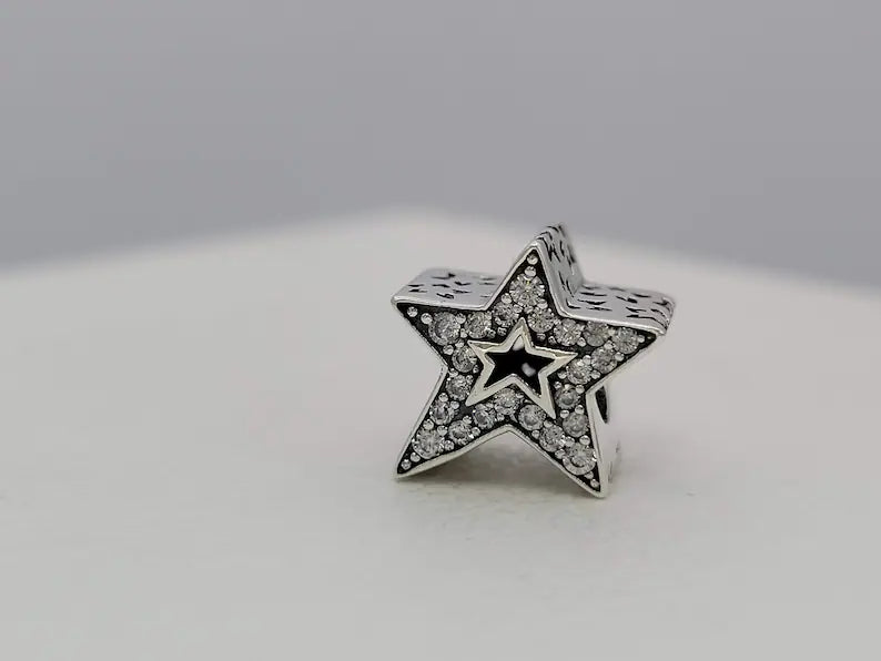 Charm De Estrela Brilhante Assimetrico