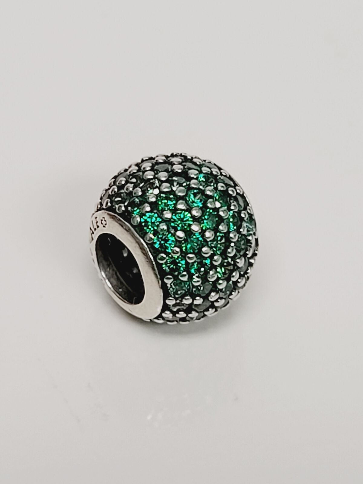 Charm pavé verde